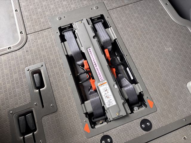 NV350キャラバン チェアキャブリフト 車いす2名 4WD