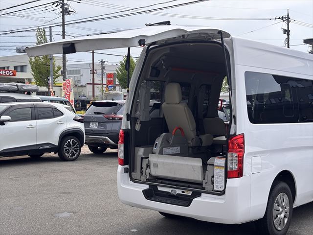 NV350キャラバン チェアキャブリフト 車いす2名 4WD