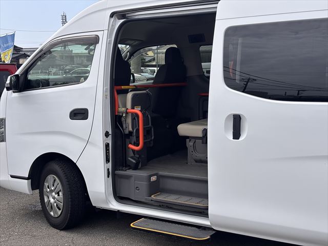 NV350キャラバン チェアキャブリフト 車いす2名 4WD