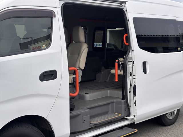 NV350キャラバン チェアキャブリフト 車いす2名 4WD