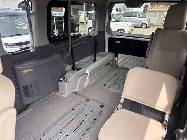 NV350キャラバン チェアキャブリフト 車いす2名 4WD