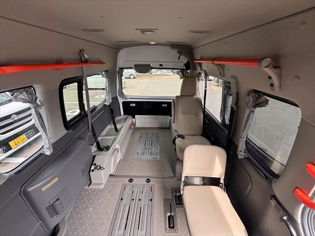 NV350キャラバン チェアキャブリフト 車いす2名 4WD