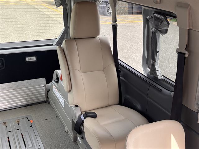NV350キャラバン チェアキャブリフト 車いす2名 4WD