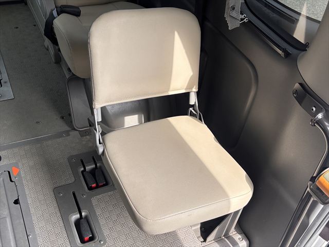 NV350キャラバン チェアキャブリフト 車いす2名 4WD