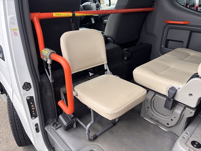 NV350キャラバン チェアキャブリフト 車いす2名 4WD