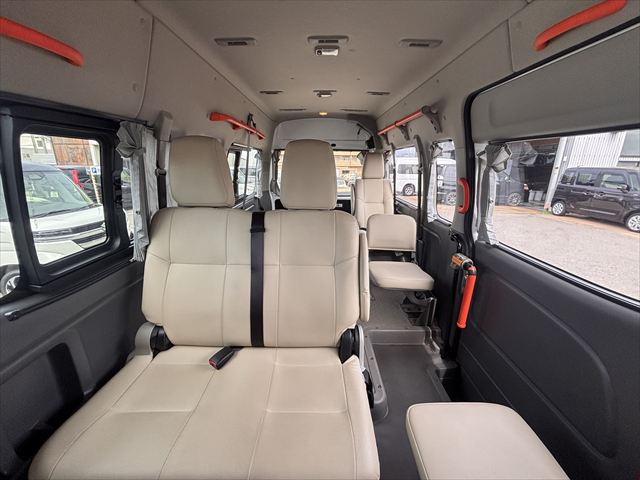 NV350キャラバン チェアキャブリフト 車いす2名 4WD