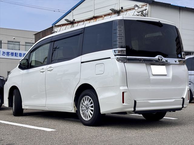 ヴォクシー タイプ1 車いす1名 4WD