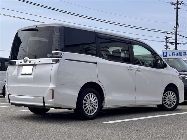 ヴォクシー タイプ1 車いす1名 4WD