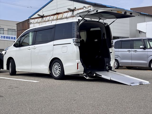 ヴォクシー タイプ1 車いす1名 4WD