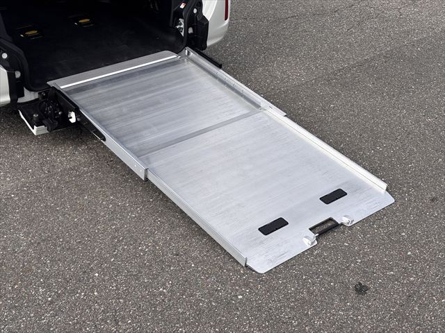 ヴォクシー タイプ1 車いす1名 4WD