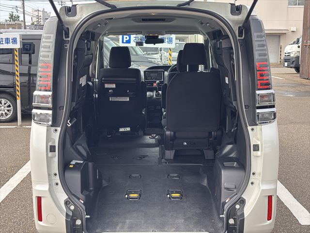 ヴォクシー タイプ1 車いす1名 4WD