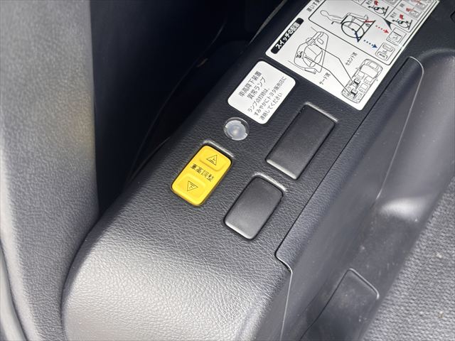 ヴォクシー タイプ1 車いす1名 4WD