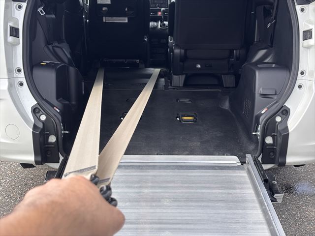 ヴォクシー タイプ1 車いす1名 4WD