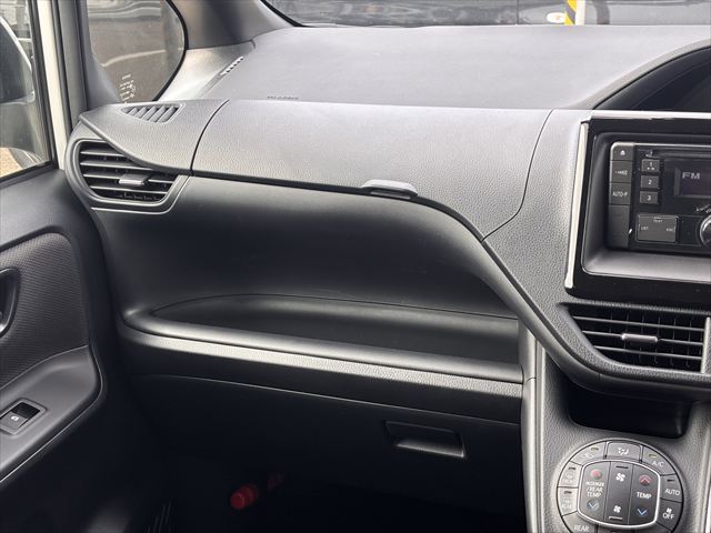 ヴォクシー タイプ1 車いす1名 4WD