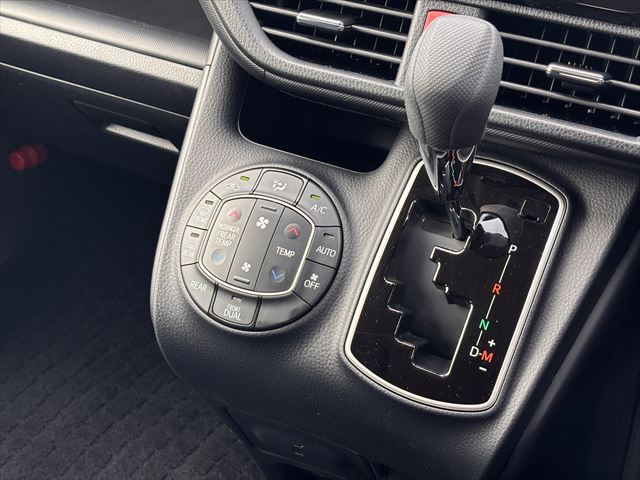 ヴォクシー タイプ1 車いす1名 4WD