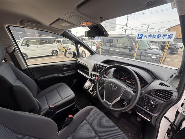 ヴォクシー タイプ1 車いす1名 4WD