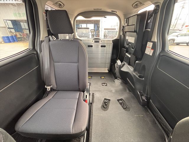ヴォクシー タイプ1 車いす1名 4WD