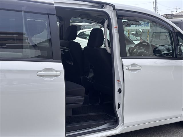 ヴォクシー タイプ1 車いす1名 4WD