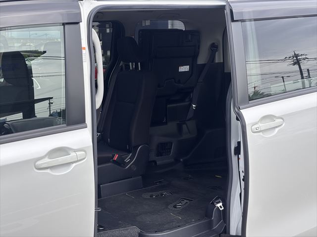 ヴォクシー タイプ1 車いす1名 4WD