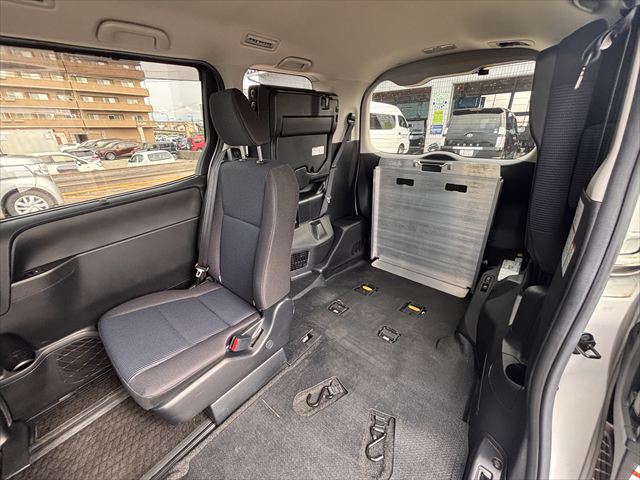 ヴォクシー タイプ1 車いす1名 4WD