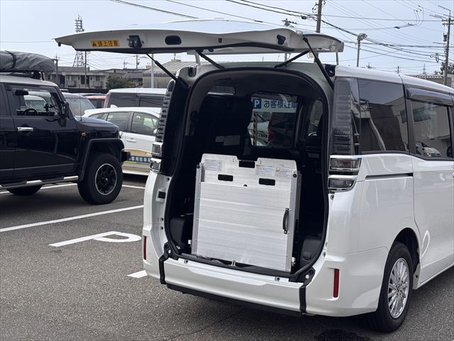 ヴォクシー タイプ1 車いす1名 4WD