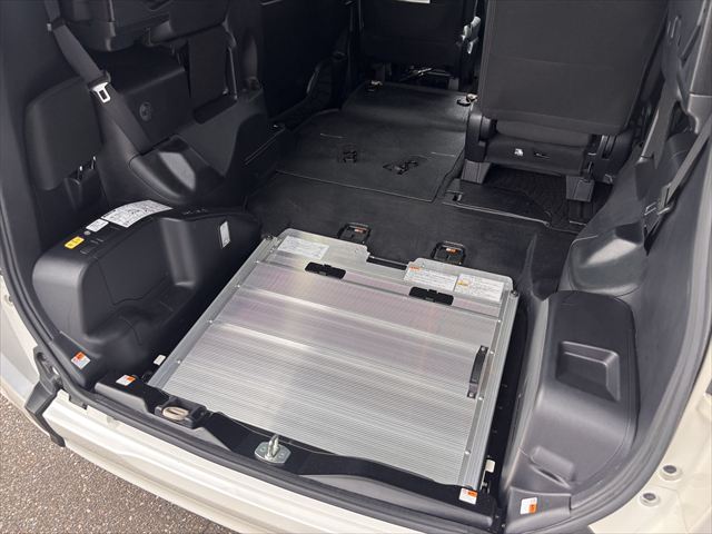 ヴォクシー タイプ1 車いす1名 4WD