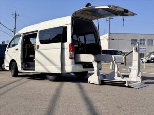 レジアスエースバン Bタイプ 車いす2名 4WD