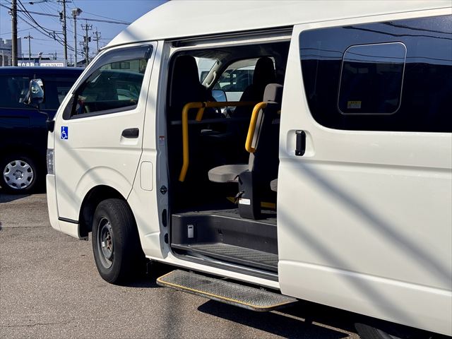 レジアスエースバン Bタイプ 車いす2名 4WD