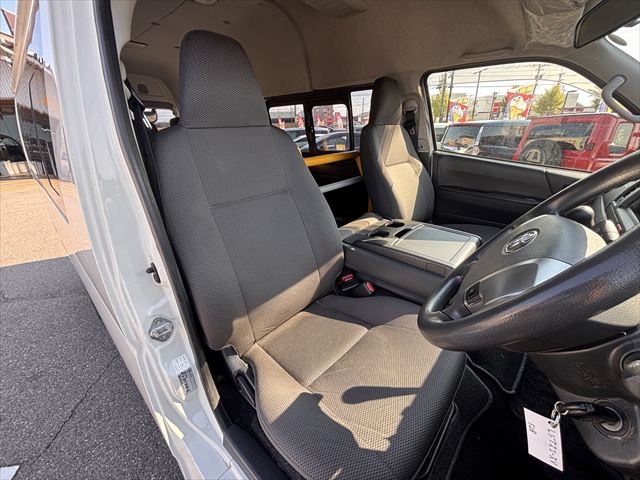 レジアスエースバン Bタイプ 車いす2名 4WD
